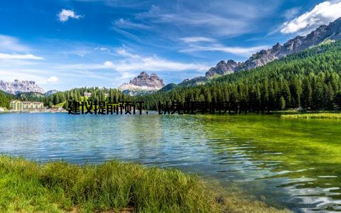 建议提前预订, 以免旺季时无房可住